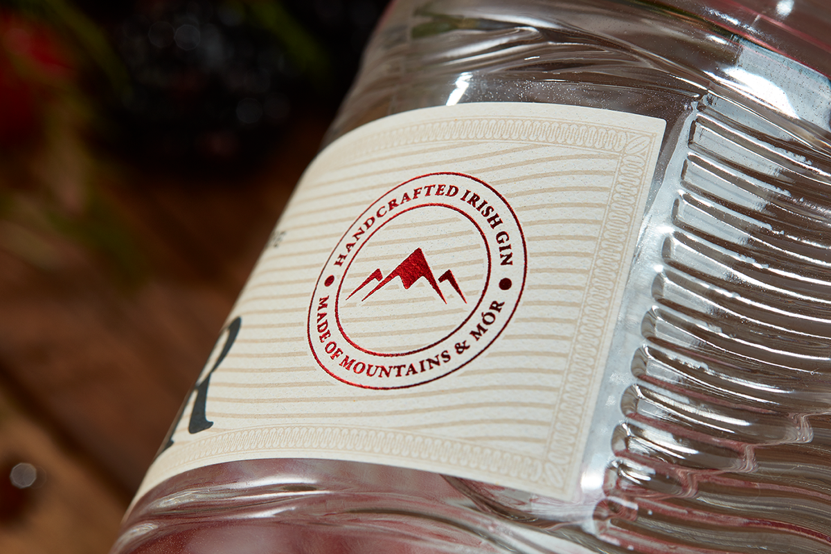 Mor松子酒品牌包裝設(shè)計欣賞，松子酒品牌，酒品牌包裝設(shè)計，酒品牌vi設(shè)計，酒品牌視覺識別設(shè)計，深圳vi設(shè)計，深圳包裝設(shè)計，深圳品牌視覺識別設(shè)計，左右格局