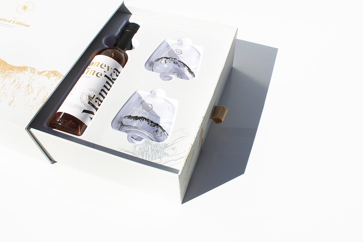 MānukaHoney蜂蜜風(fēng)味葡萄酒品牌包裝設(shè)計欣賞，葡萄酒品牌，酒品牌設(shè)計，酒品牌策劃，酒品牌全案策劃，酒品牌形象塑造，深圳品牌設(shè)計，深圳品牌策劃，深圳品牌全案策劃，深圳品牌形象塑造，左右格局    