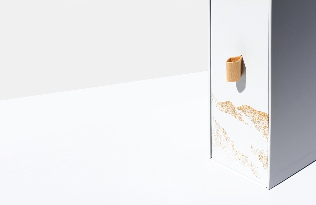 MānukaHoney蜂蜜風(fēng)味葡萄酒品牌包裝設(shè)計欣賞，葡萄酒品牌，酒品牌設(shè)計，酒品牌策劃，酒品牌全案策劃，酒品牌形象塑造，深圳品牌設(shè)計，深圳品牌策劃，深圳品牌全案策劃，深圳品牌形象塑造，左右格局    