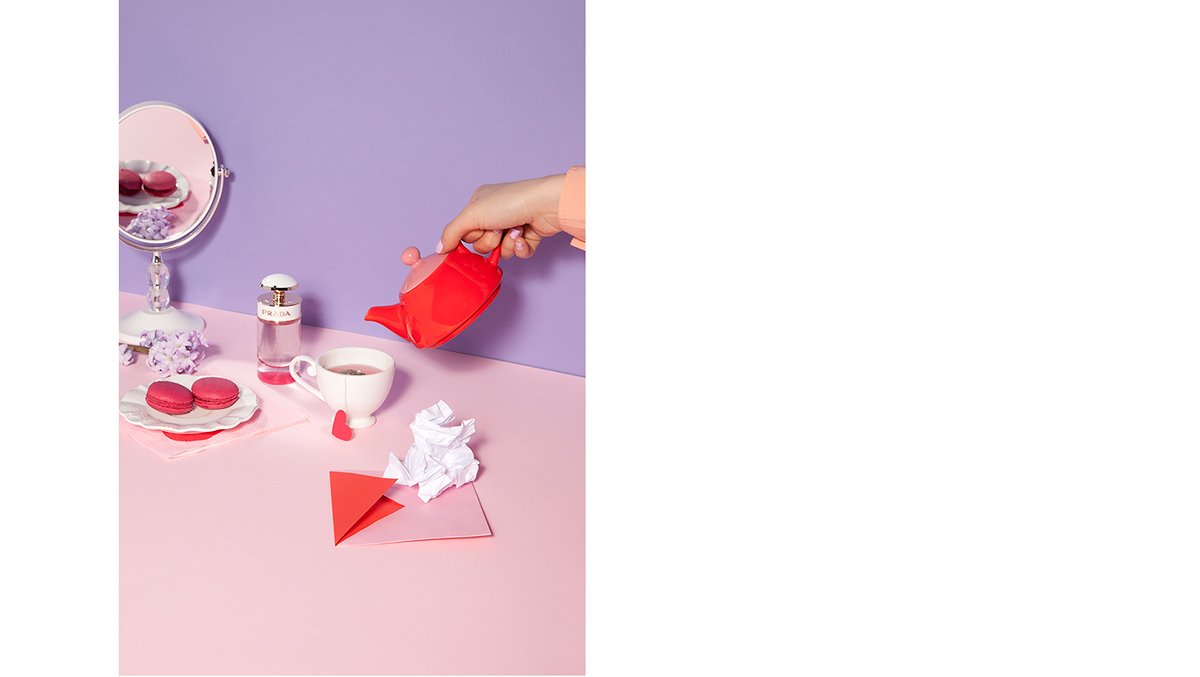 Prada高端時(shí)尚品牌vi設(shè)計(jì)和包裝設(shè)計(jì)欣賞，時(shí)尚品牌vi設(shè)計(jì)，時(shí)尚品牌品牌視覺識(shí)別設(shè)計(jì)，深圳vi設(shè)計(jì)，深圳品牌視覺識(shí)別設(shè)計(jì)，左右格局