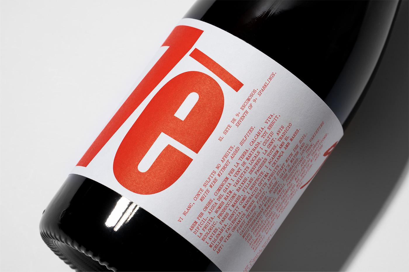 9+&ordm;葡萄酒大膽的品牌包裝顯示了品牌的與眾不同