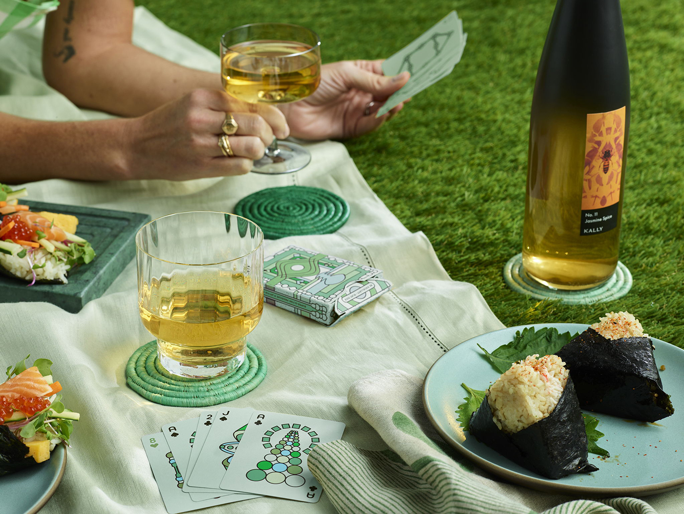 非酒精品牌 Kally 突出萬花筒的創(chuàng)新品牌包裝設計